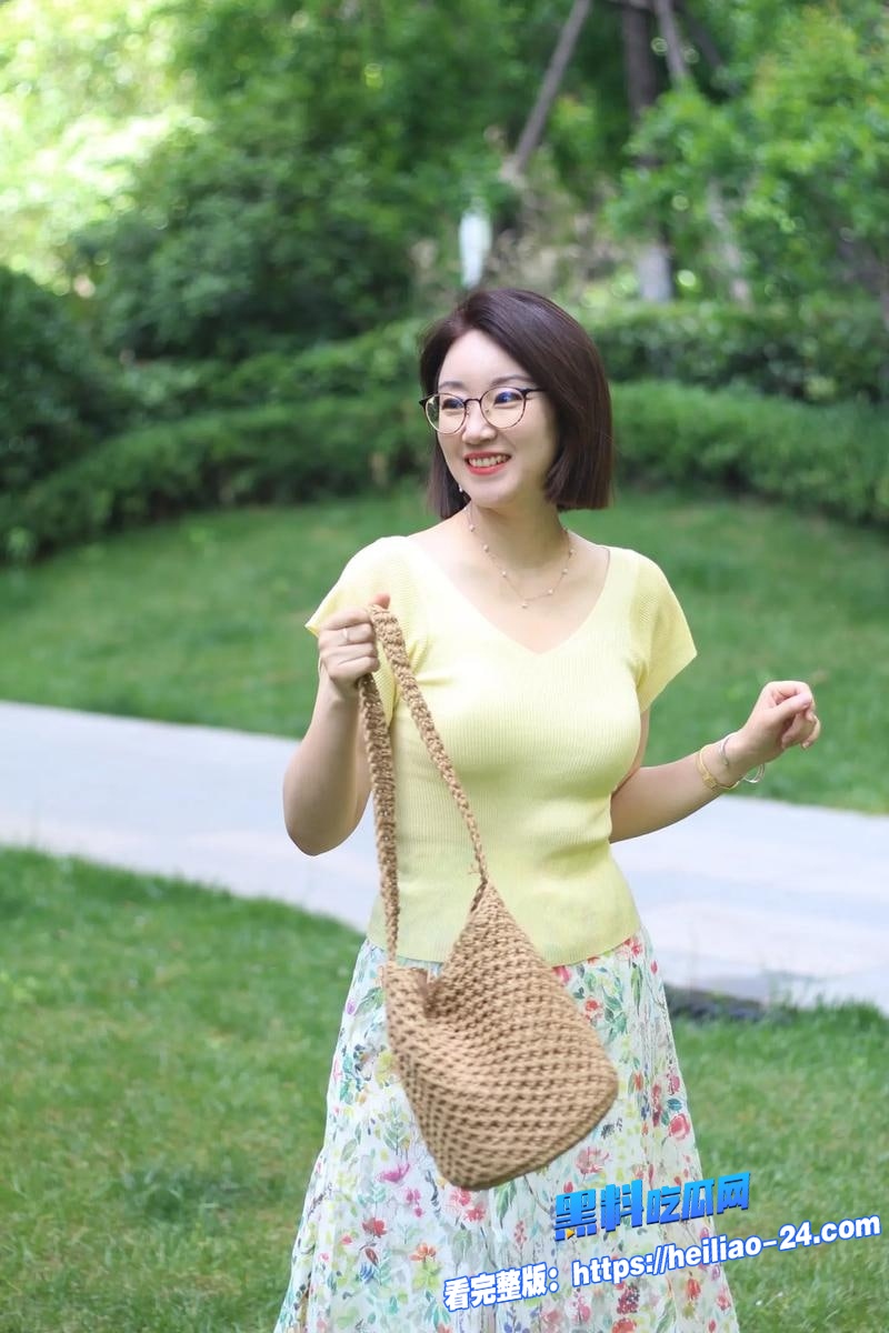 海角乱伦老爸出门那一刻小妈眼神就瞬间变的娇媚从平日端庄到主动缠上来2 海角乱伦老爸出门那一刻小妈眼神就瞬间变的娇媚从平日端庄到主动缠上来2