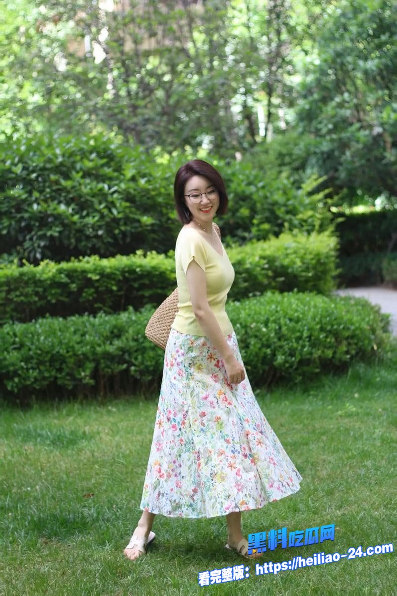 海角乱伦老爸出门那一刻小妈眼神就瞬间变的娇媚从平日端庄到主动缠上来3 海角乱伦老爸出门那一刻小妈眼神就瞬间变的娇媚从平日端庄到主动缠上来3