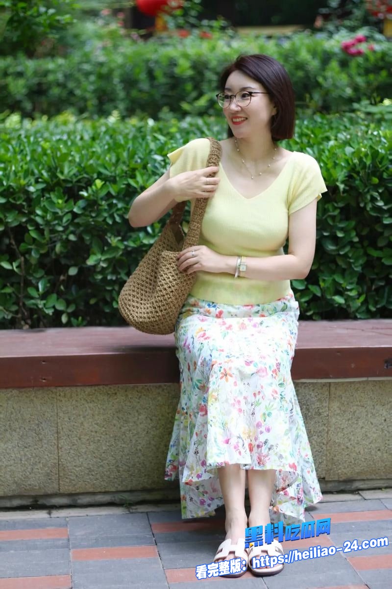 海角乱伦老爸出门那一刻小妈眼神就瞬间变的娇媚从平日端庄到主动缠上来4 海角乱伦老爸出门那一刻小妈眼神就瞬间变的娇媚从平日端庄到主动缠上来4