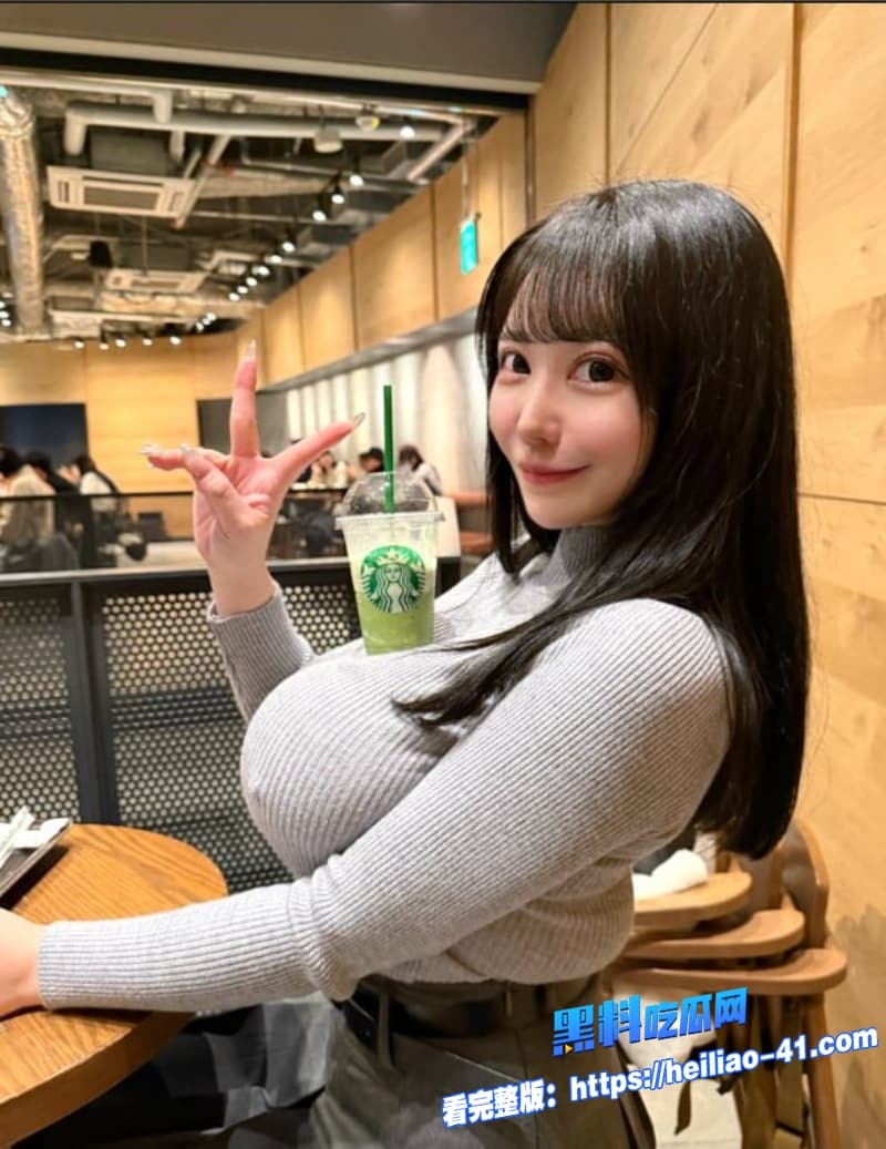 日本超人气巨乳福利姬乙葉らら化身黑丝性感兔女郎被中年秃头大叔狂干视频曝光5