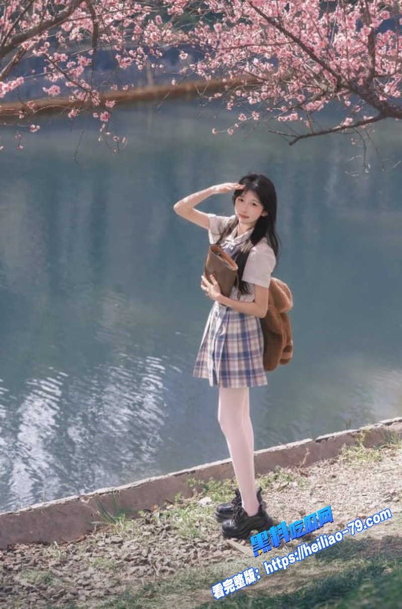 白丝JK萝莉 电竞房里用丝袜嫩脚挑逗男友大鸡巴足交勾引 最后被后入狂操白虎嫩穴图7