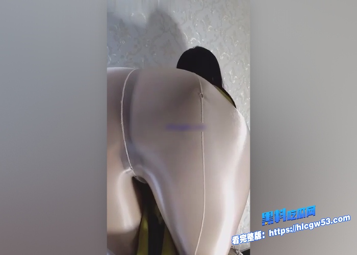 抖音网红十月极品熟女少妇无内丝袜诱惑隔着丝袜抚摸大骚逼性感翘臀配上齐逼包臀裙好想后入干她 图13WH700x500px