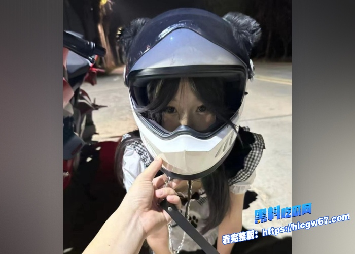 摩友圈炸裂吃瓜春风450车主 给黑丝机车女当狗视频传遍全国摩友圈看起来挺干净阳光的男主在大马路上直接跪下给女主当狗 图1 摩友圈炸裂吃瓜春风450车主 给黑丝机车女当狗视频传遍全国摩友圈看起来挺干净阳光的男主在大马路上直接跪下给女主当狗 图1
