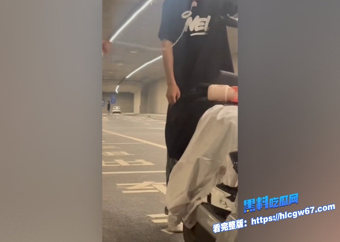 摩友圈炸裂吃瓜春风450车主 给黑丝机车女当狗视频传遍全国摩友圈看起来挺干净阳光的男主在大马路上直接跪下给女主当狗 图9 摩友圈炸裂吃瓜春风450车主 给黑丝机车女当狗视频传遍全国摩友圈看起来挺干净阳光的男主在大马路上直接跪下给女主当狗 图9