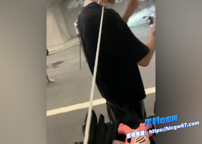 摩友圈炸裂吃瓜春风450车主 给黑丝机车女当狗视频传遍全国摩友圈看起来挺干净阳光的男主在大马路上直接跪下给女主当狗 图10 摩友圈炸裂吃瓜春风450车主 给黑丝机车女当狗视频传遍全国摩友圈看起来挺干净阳光的男主在大马路上直接跪下给女主当狗 图10