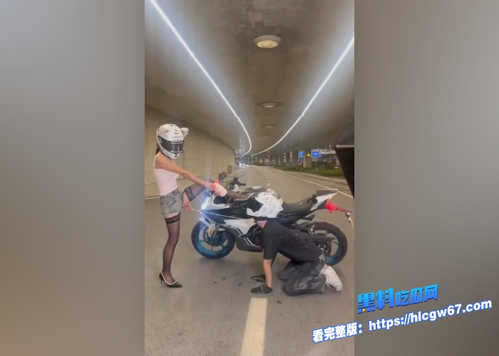 摩友圈炸裂吃瓜春风450车主 给黑丝机车女当狗视频传遍全国摩友圈看起来挺干净阳光的男主在大马路上直接跪下给女主当狗 图14 摩友圈炸裂吃瓜春风450车主 给黑丝机车女当狗视频传遍全国摩友圈看起来挺干净阳光的男主在大马路上直接跪下给女主当狗 图14