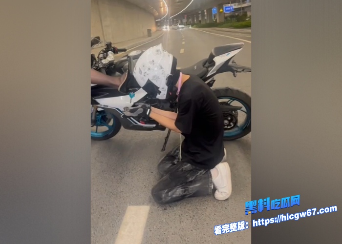 摩友圈炸裂吃瓜春风450车主 给黑丝机车女当狗视频传遍全国摩友圈看起来挺干净阳光的男主在大马路上直接跪下给女主当狗 图15 摩友圈炸裂吃瓜春风450车主 给黑丝机车女当狗视频传遍全国摩友圈看起来挺干净阳光的男主在大马路上直接跪下给女主当狗 图15