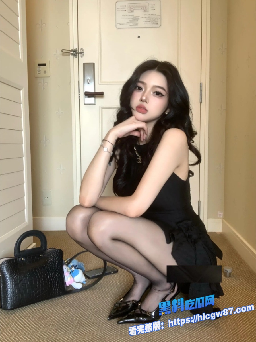 父女乱伦系列女儿带着耳麦与男友打游戏激战吃鸡决赛圈2