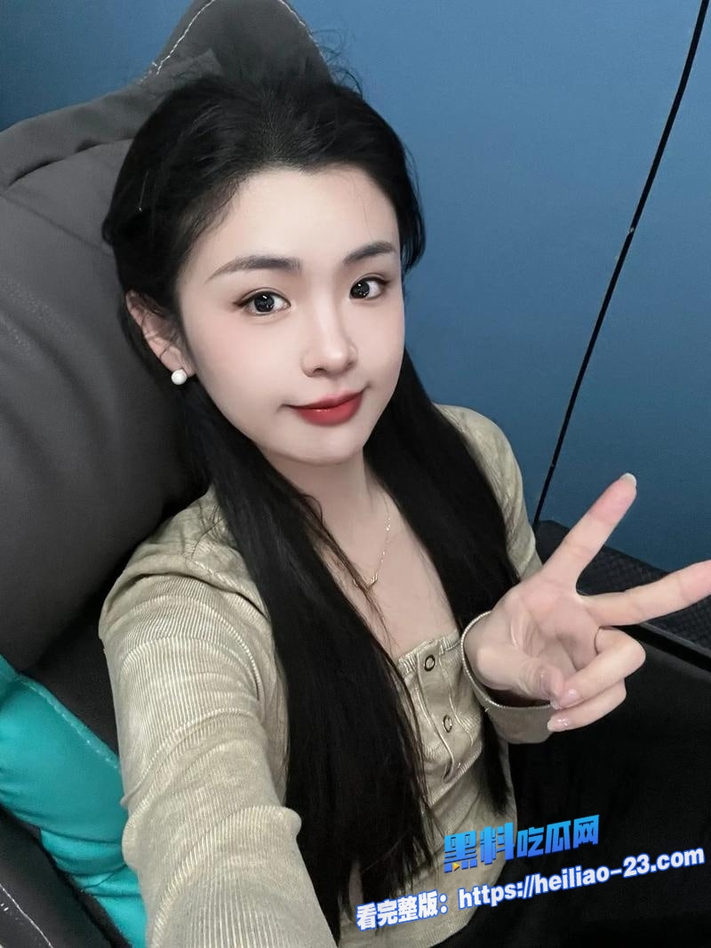 顶级神仙身材学妹穿着小白袜躲卧室偷偷看片被发现后脸红辩解只是在学习新技术2