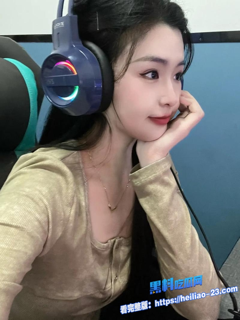 顶级神仙身材学妹穿着小白袜躲卧室偷偷看片被发现后脸红辩解只是在学习新技术3