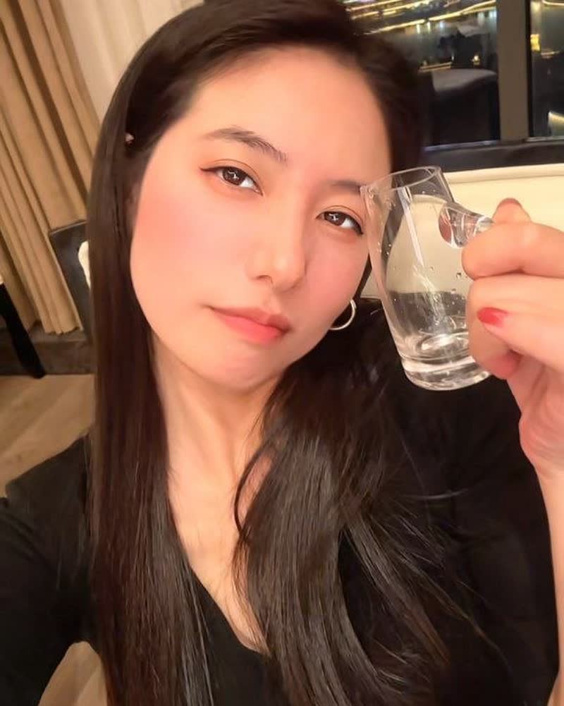 周雨酒吧名场面疯传!现场画面太敢了全网都在扒 周雨酒吧名场面疯传!现场画面太敢了全网都在扒