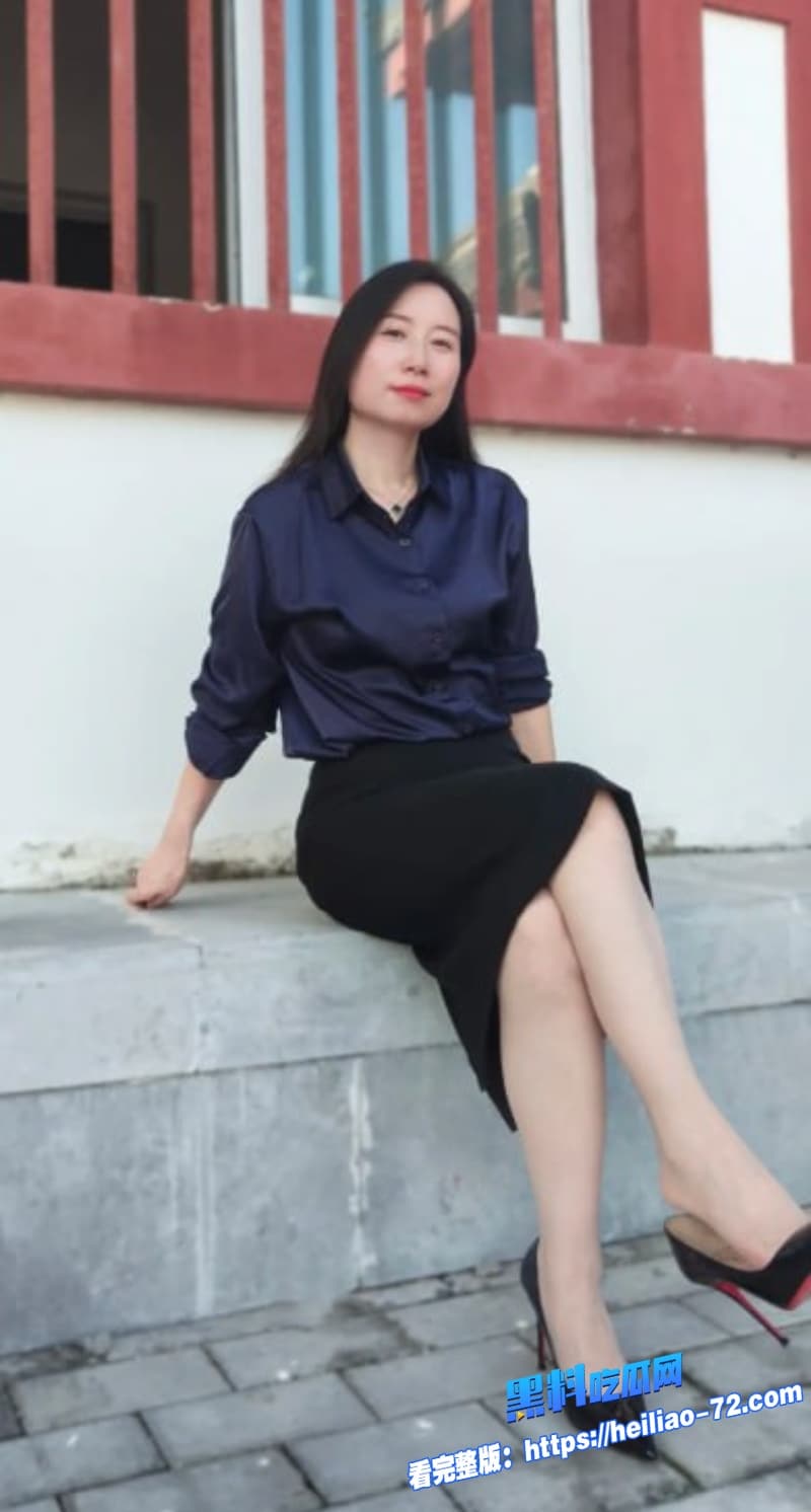 真实母子乱伦骚货妈妈身穿高跟在客厅被儿子暴力抽插骚穴直接被灌满精液1 真实母子乱伦骚货妈妈身穿高跟在客厅被儿子暴力抽插骚穴直接被灌满精液1