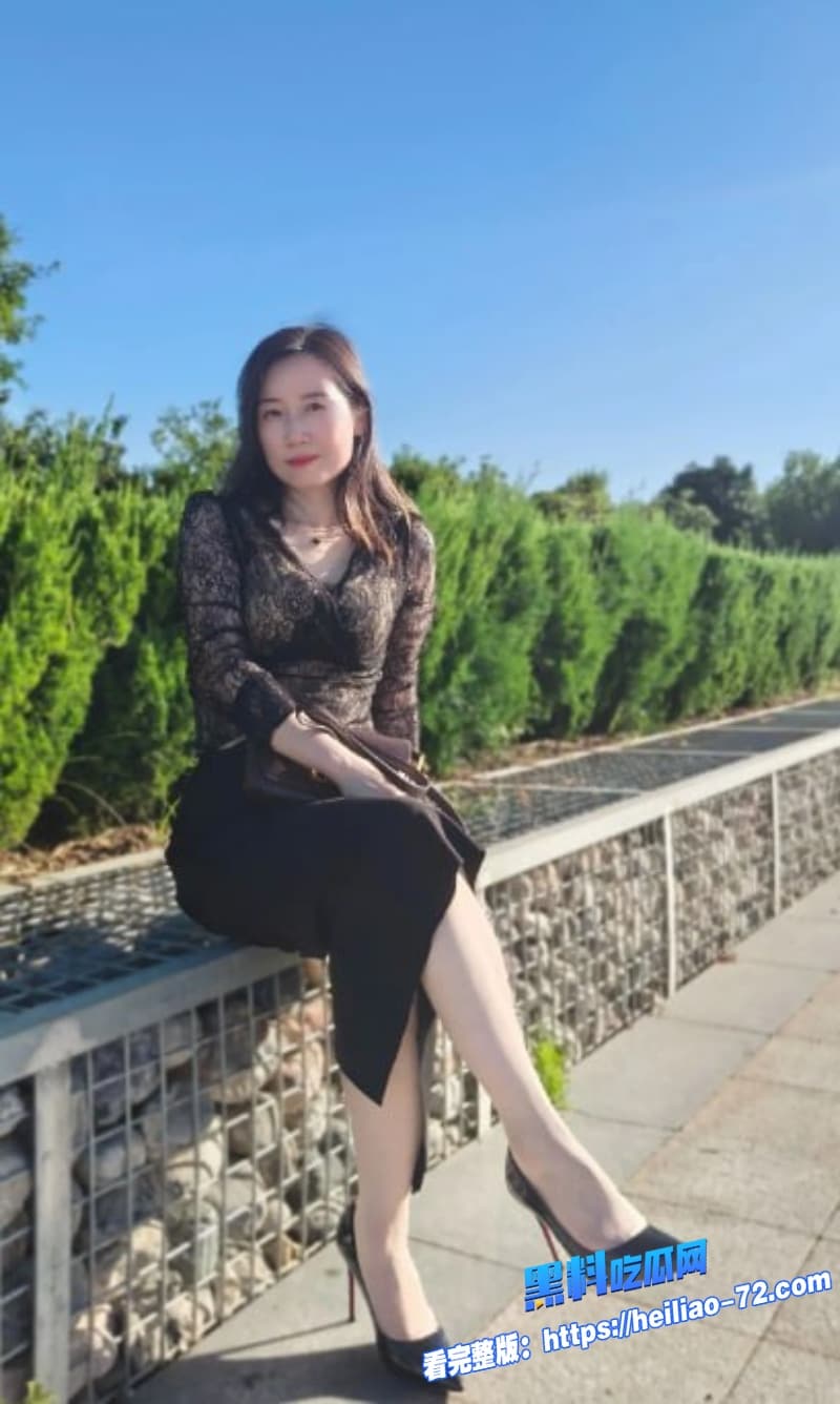 真实母子乱伦骚货妈妈身穿高跟在客厅被儿子暴力抽插骚穴直接被灌满精液4 真实母子乱伦骚货妈妈身穿高跟在客厅被儿子暴力抽插骚穴直接被灌满精液4