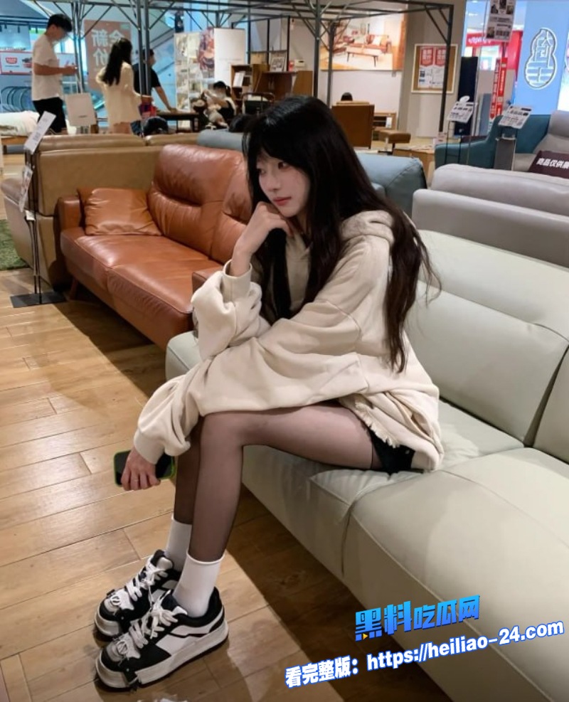 网上认识的女大学生酒店约会换上性感内衣直接化身小妖精4