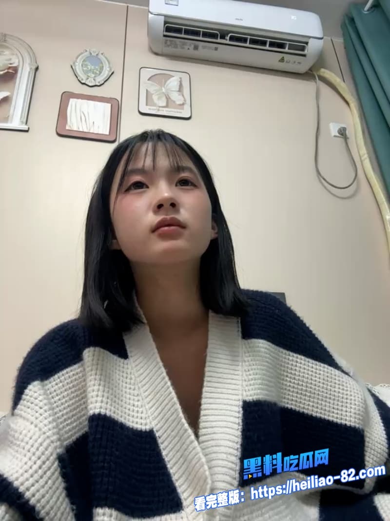 极品精神小妹直播露奶被3男围住狂舔巨屌舌头灵活地舔来舔去全程超级大胆诱惑2 极品精神小妹直播露奶被3男围住狂舔巨屌舌头灵活地舔来舔去全程超级大胆诱惑2