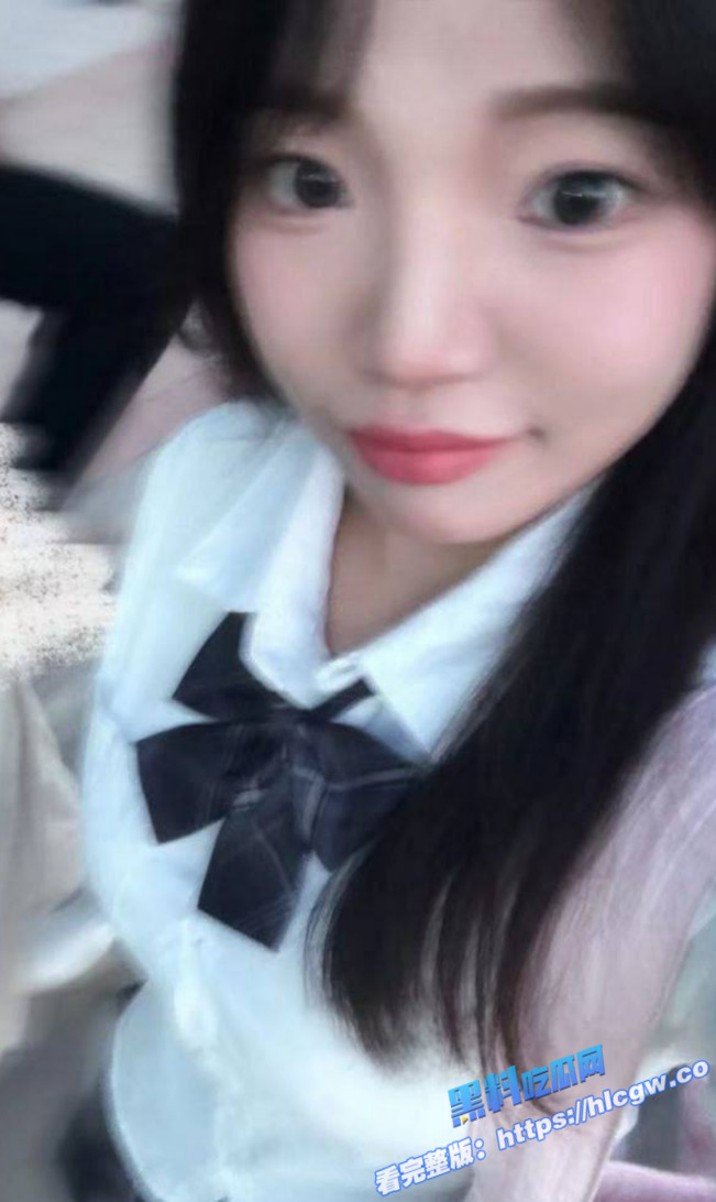 极品反差婊！清纯嫩妹 JK小萝莉 可爱的脸蛋 背地里却是个反差小母狗图1