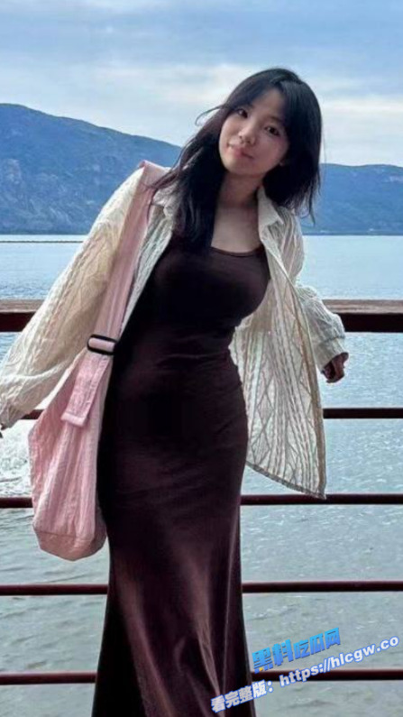 极品反差婊！清纯嫩妹 JK小萝莉 可爱的脸蛋 背地里却是个反差小母狗图2