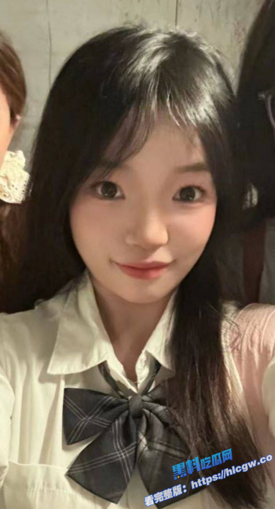极品反差婊！清纯嫩妹 JK小萝莉 可爱的脸蛋 背地里却是个反差小母狗图3