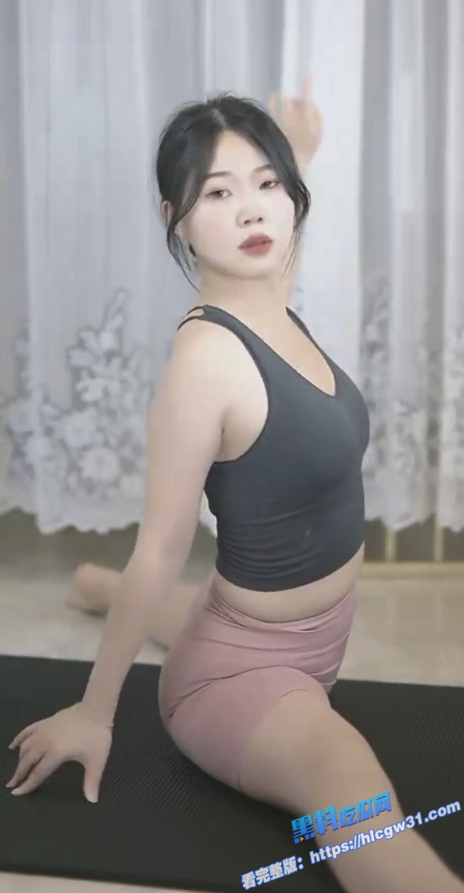 顶级人妻少妇 大秀各种瑜伽姿势 开档黑丝抠逼自慰 真的是太骚了！3