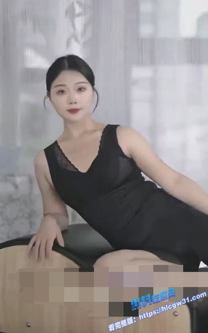 顶级人妻少妇 大秀各种瑜伽姿势 开档黑丝抠逼自慰 真的是太骚了！8