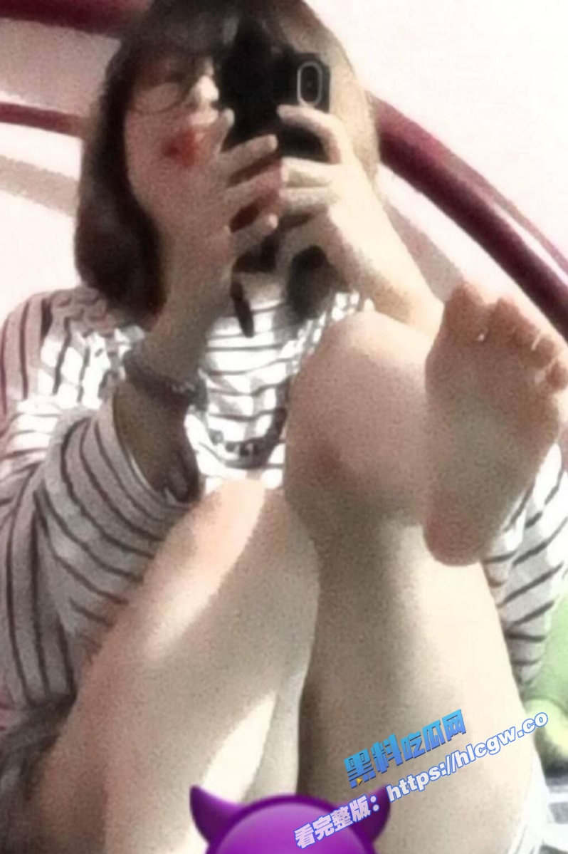 越南精神小妹 胸大撩人，镜头前搔首弄姿风骚炸裂，清纯外表反差惊艳，魅力瞬间亮瞎眼！图4