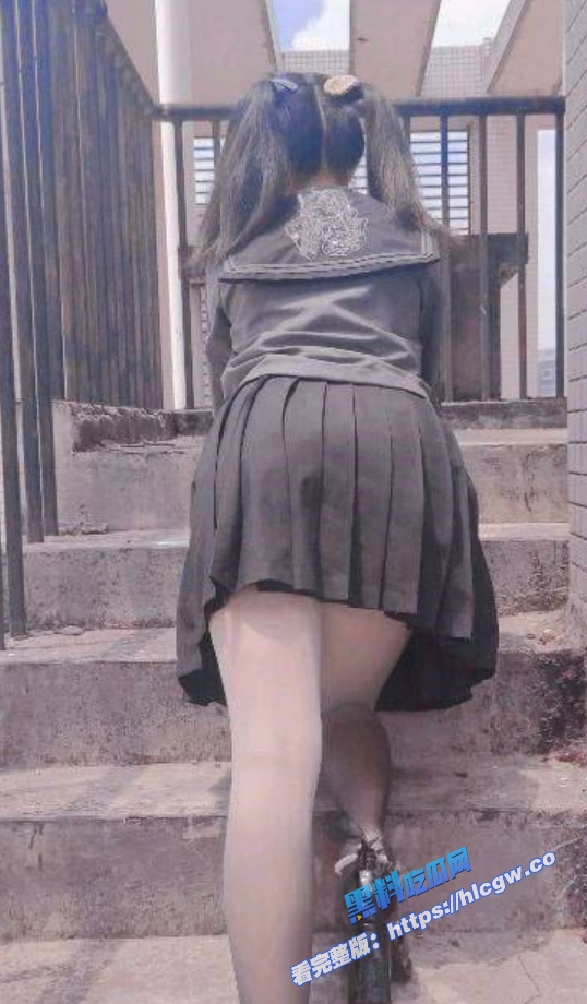 极品JK双马尾反差婊 胡九万 没钱续房租只能被迫肉偿 肉穴被猛操流出超多白浆图2