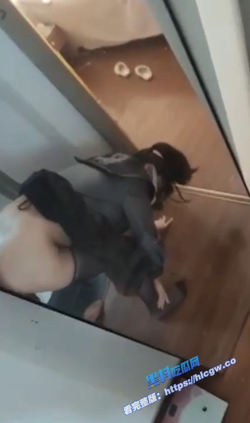 极品JK双马尾反差婊 胡九万 没钱续房租只能被迫肉偿 肉穴被猛操流出超多白浆图6