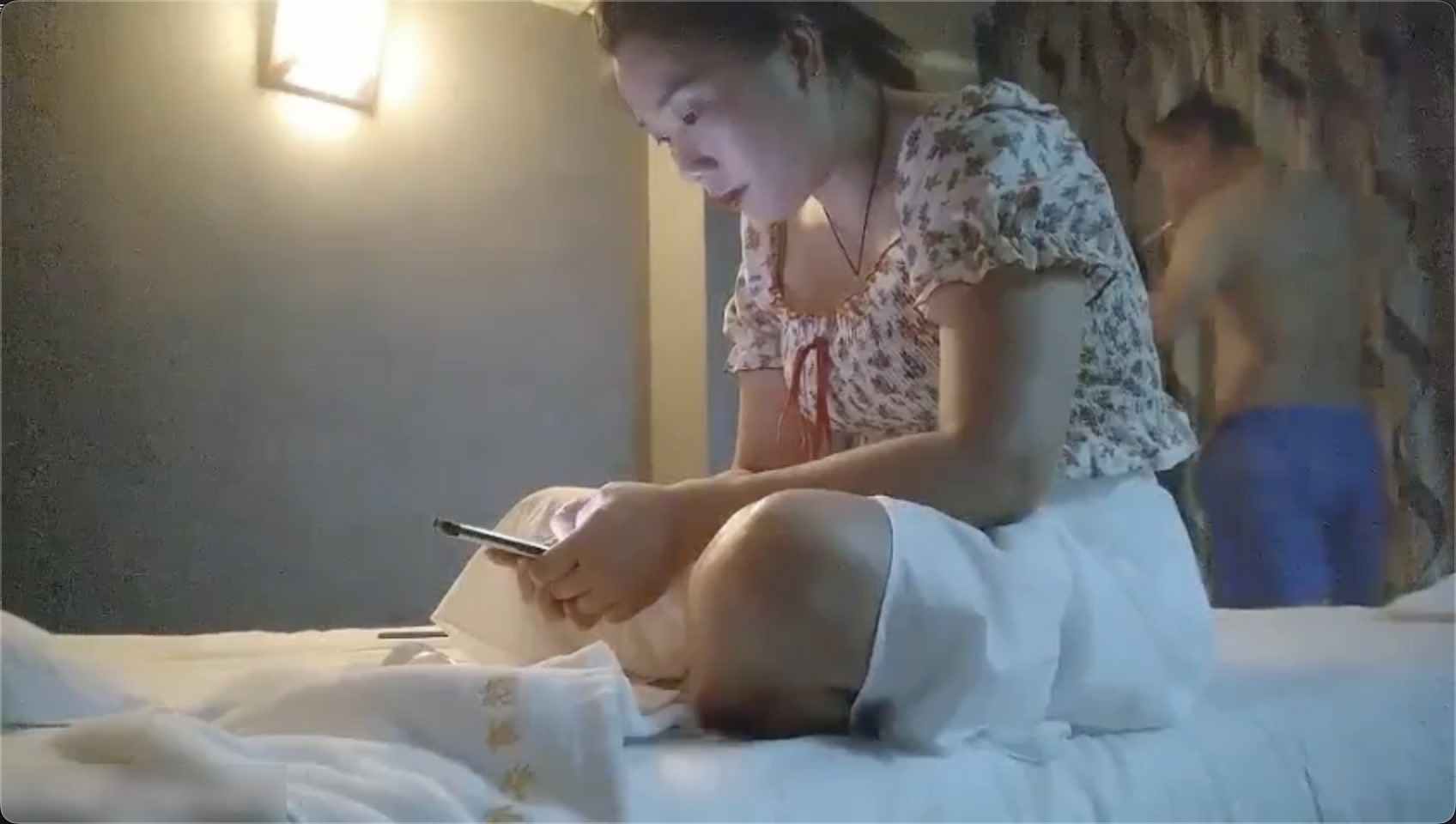 足浴spa会馆，熟女探花按摩完就换人打针了，对白清晰难得的视频 图1