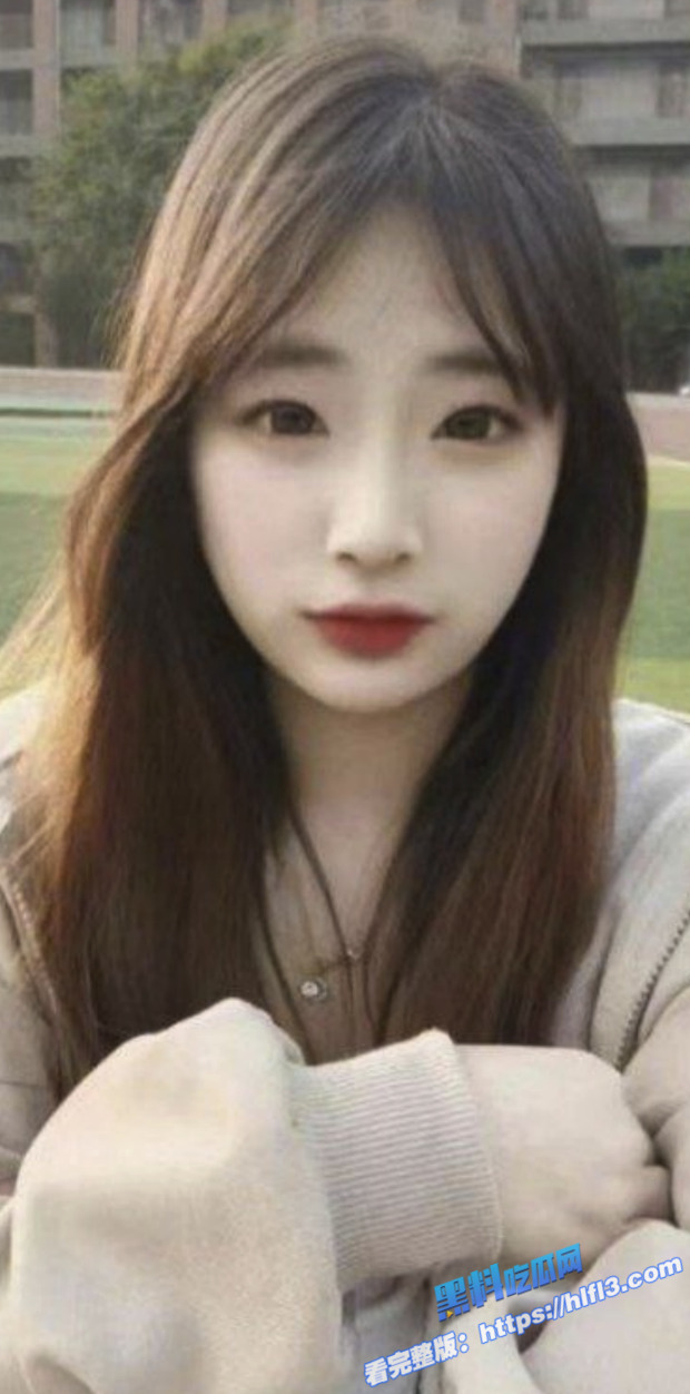 重庆大二学妹 为赚外快去约拍 被摄影师蹭逼抠逼 鸡巴在学妹的骚穴上面不停的摩擦！1