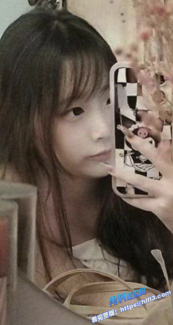 重庆大二学妹 为赚外快去约拍 被摄影师蹭逼抠逼 鸡巴在学妹的骚穴上面不停的摩擦！2