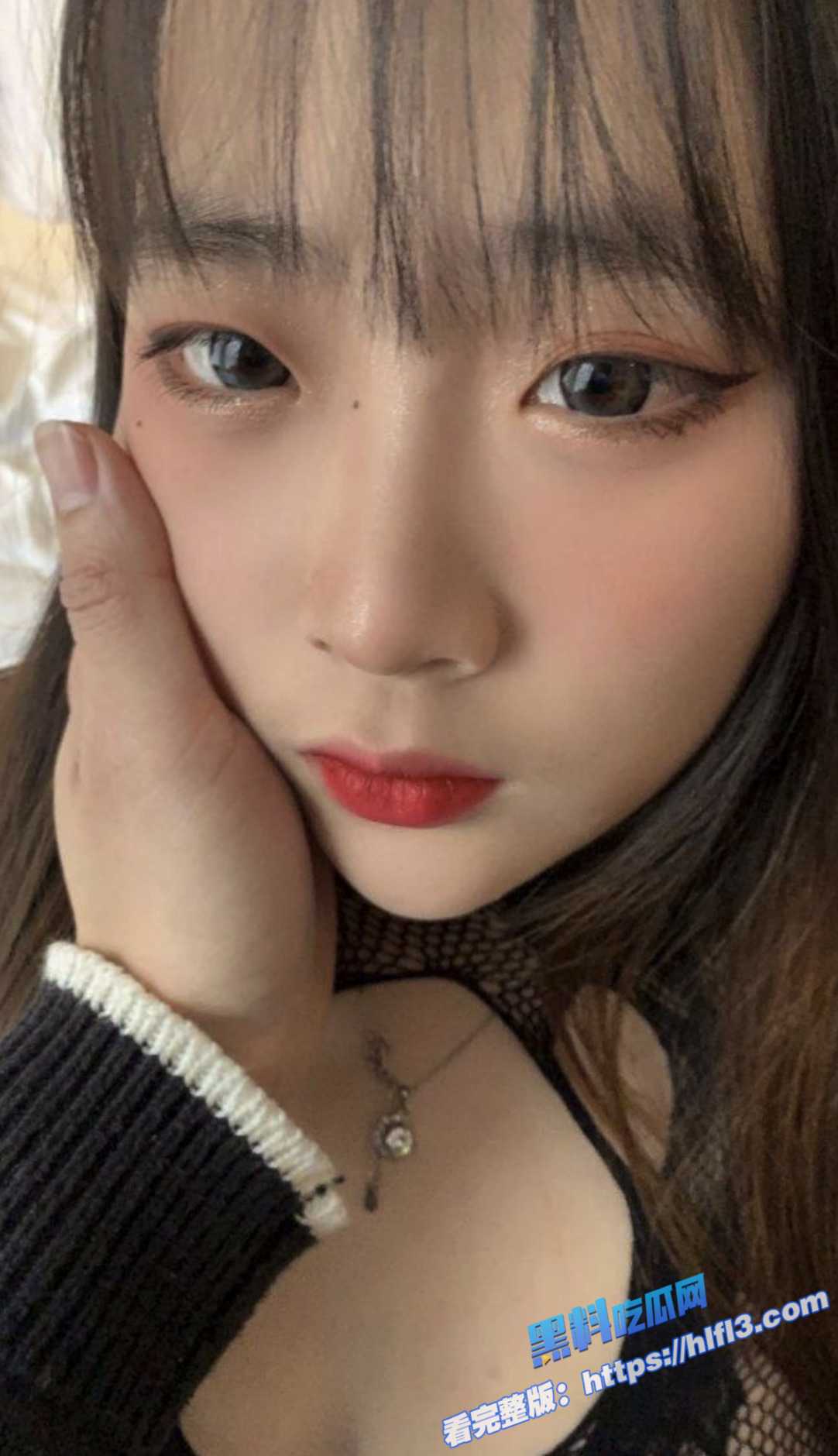 重庆大二学妹 为赚外快去约拍 被摄影师蹭逼抠逼 鸡巴在学妹的骚穴上面不停的摩擦!4 重庆大二学妹 为赚外快去约拍 被摄影师蹭逼抠逼 鸡巴在学妹的骚穴上面不停的摩擦!4