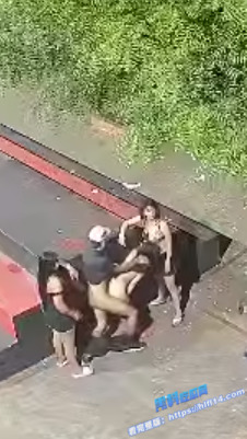 菲律宾户外群体淫趴 2男3女公园集体打炮 各种姿势轮番上演 开放程度震碎三观！2