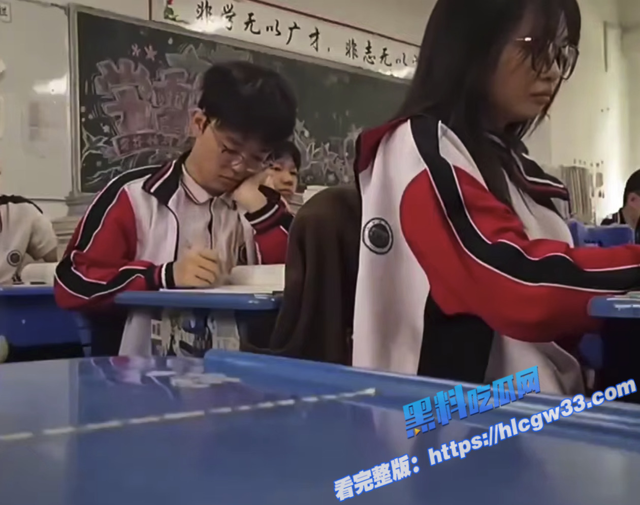 江门一中情侣课堂偷摸奶子！纸条聊天曝光内容简直淫荡不堪 同学偷拍视频火爆全网12