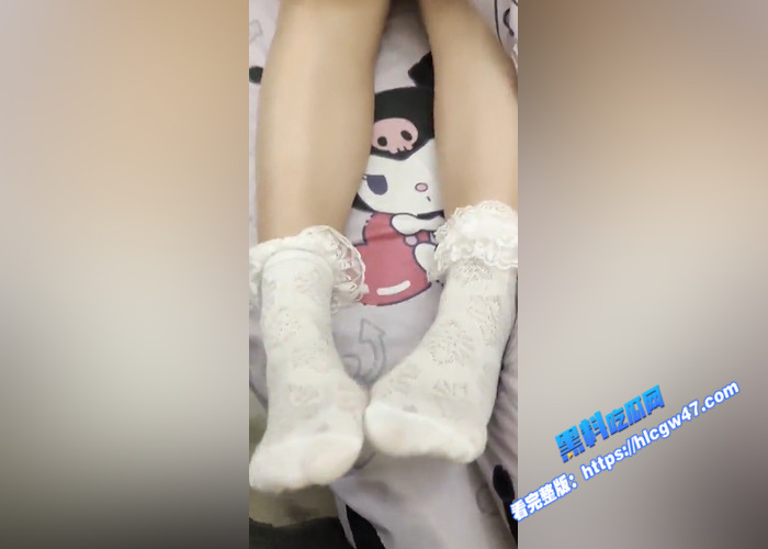 真实父女乱伦！潜入闺女的房间 偷偷在熟睡的老婆旁边操女儿 差点还被发现7