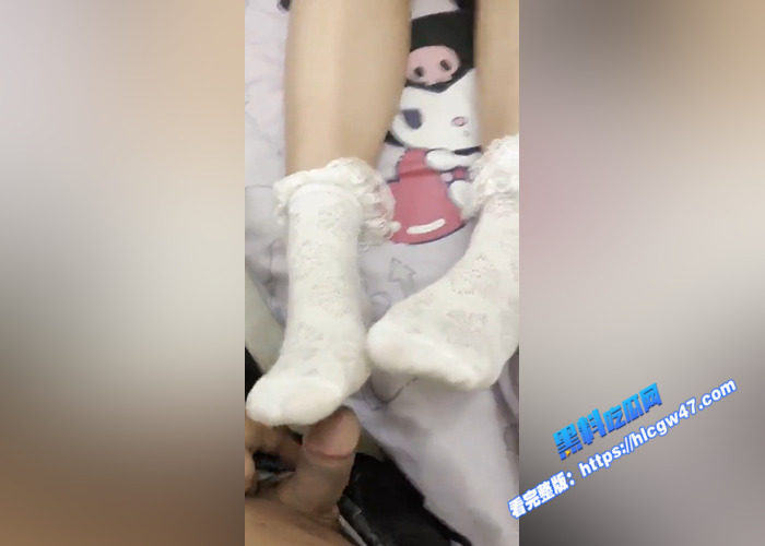 真实父女乱伦！潜入闺女的房间 偷偷在熟睡的老婆旁边操女儿 差点还被发现8