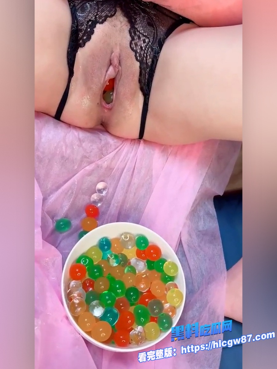 肉臀淫妻被老公用小球球塞满骚穴 4