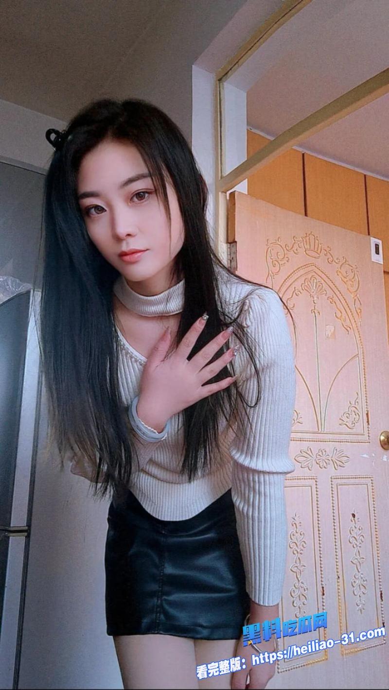 海角乱伦晨勃哥哥推门加入妹妹妹夫激情现场妹妹一边被妹夫猛烈后入一边跪下给哥哥口爆1