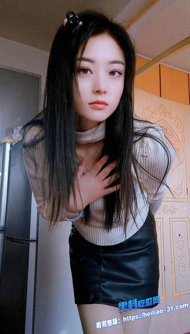 海角乱伦晨勃哥哥推门加入妹妹妹夫激情现场妹妹一边被妹夫猛烈后入一边跪下给哥哥口爆2