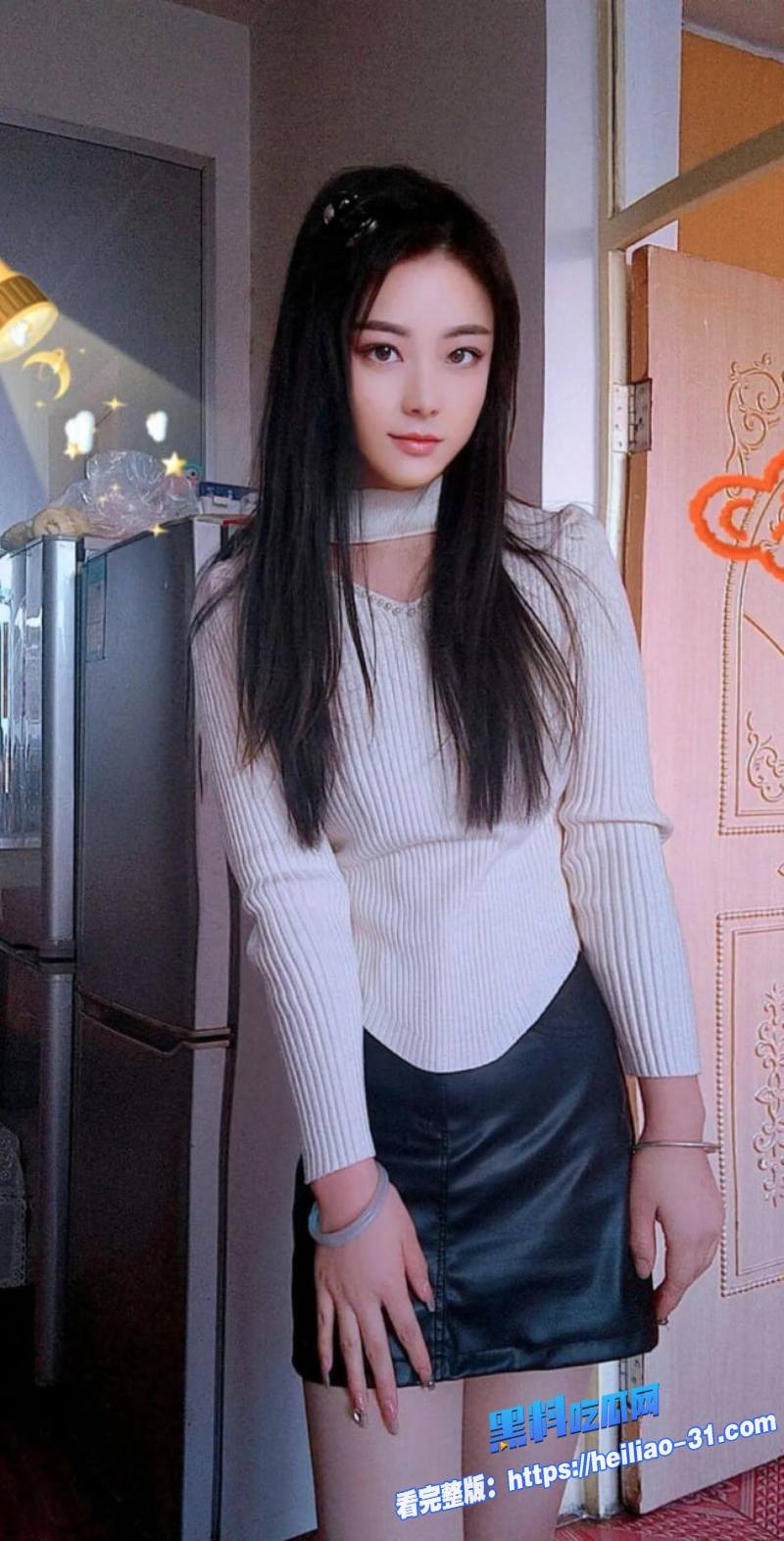 海角乱伦晨勃哥哥推门加入妹妹妹夫激情现场妹妹一边被妹夫猛烈后入一边跪下给哥哥口爆4