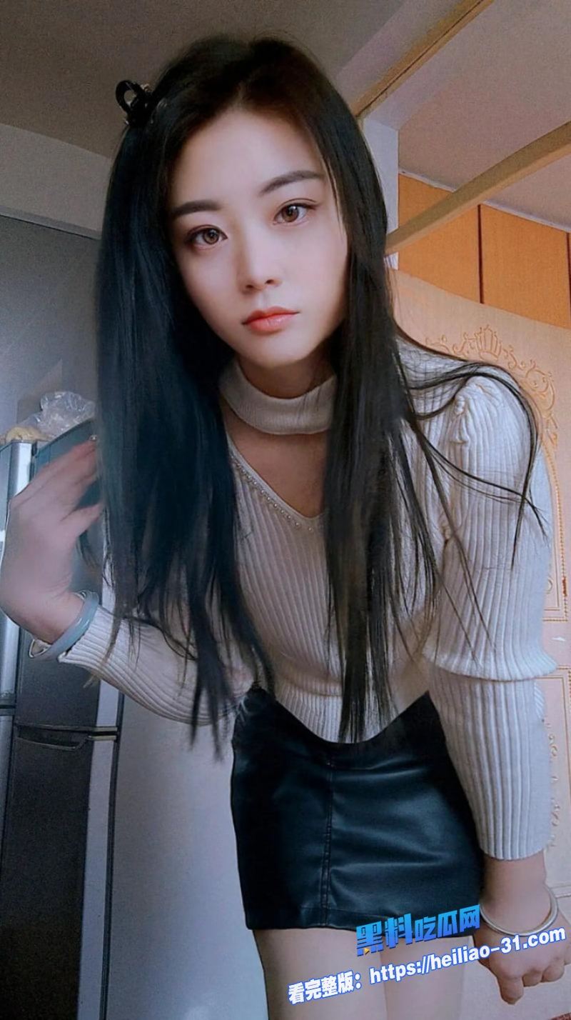 海角乱伦晨勃哥哥推门加入妹妹妹夫激情现场妹妹一边被妹夫猛烈后入一边跪下给哥哥口爆3