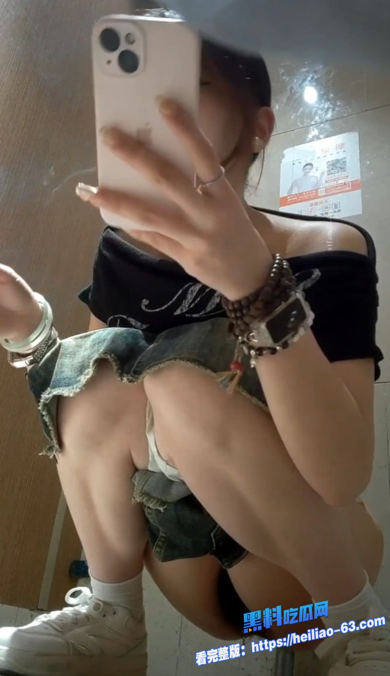 场厕所高清偷拍牛仔短裙白袜嫩妹边吃棒棒糖边抽烟蹲尿不擦就走8 场厕所高清偷拍牛仔短裙白袜嫩妹边吃棒棒糖边抽烟蹲尿不擦就走8