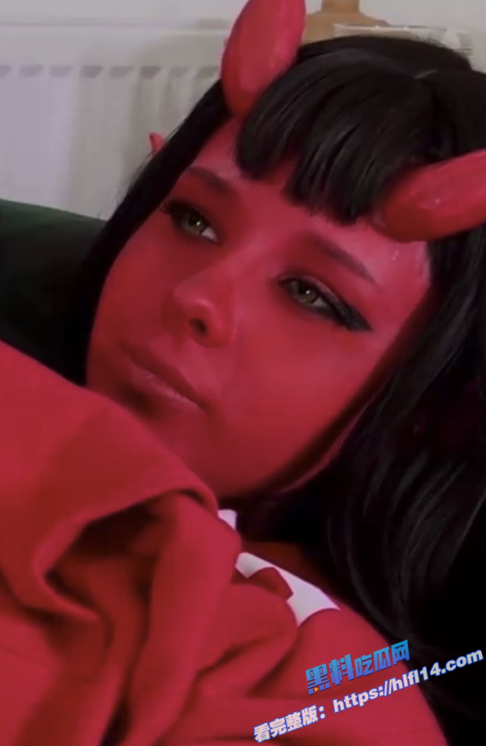 欧美极品cosplay美少女 Kovicki 小嫩逼刮精自己吃 好绝的小萝莉 这颜值真的如同瓷娃娃般精致！1