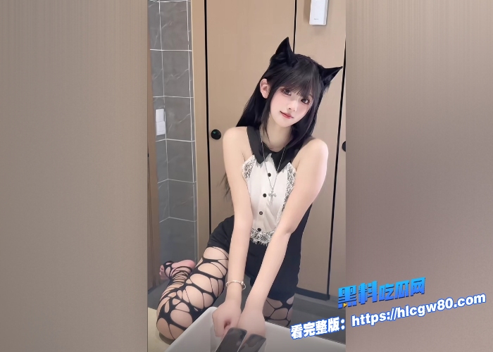 安徽兄妹乱伦事件亲哥出差归来妹妹逼痒难耐屁股没坐热就被性欲旺盛妹妹床上推倒不断用玉足挑逗和观音坐莲刺激肉棒全程骚话精彩1