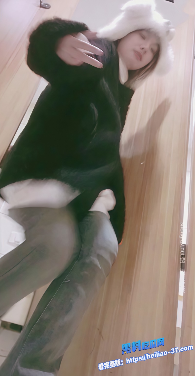 厕所偷拍超级可爱学生妹全景前后拍捕捉白虎嫩妹私密瞬间1
