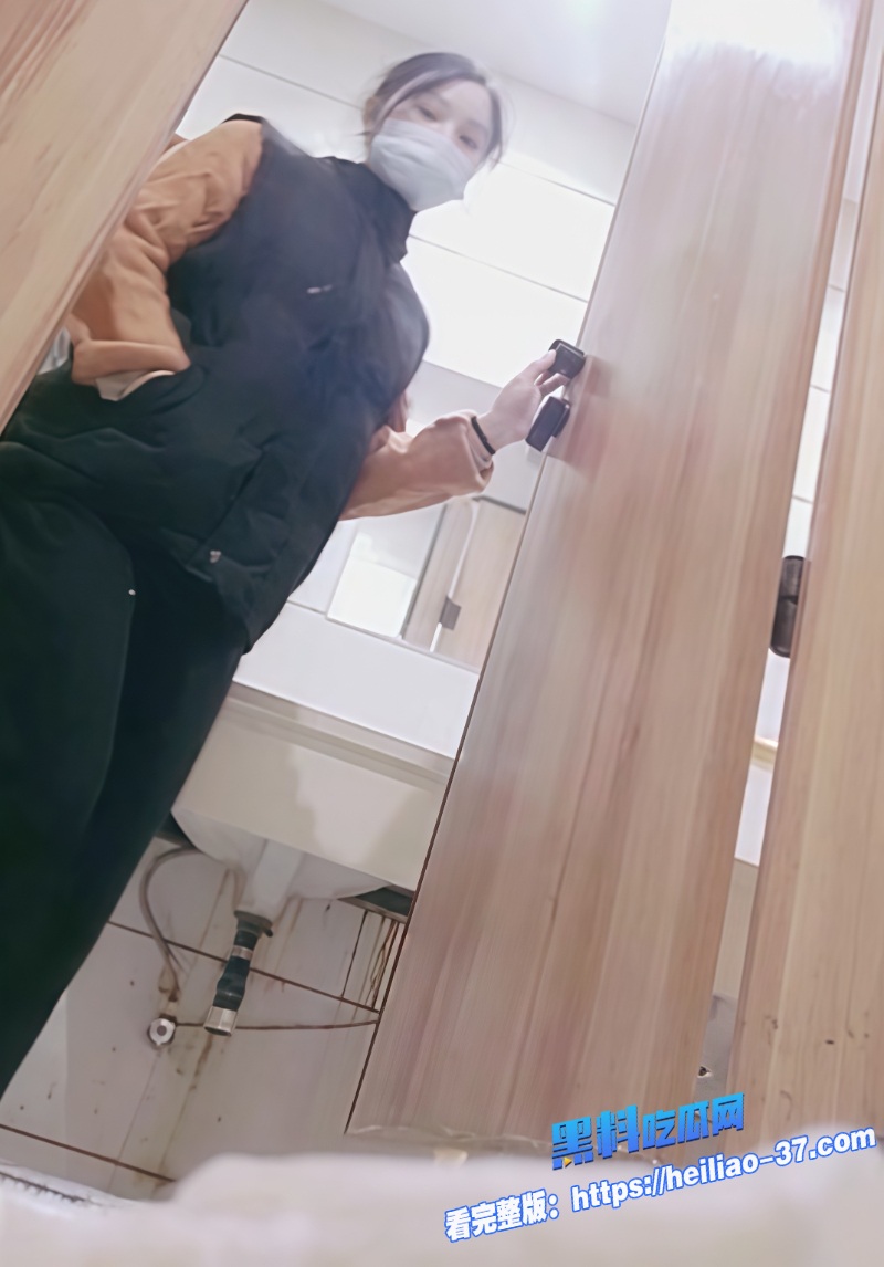 厕所偷拍超级可爱学生妹全景前后拍捕捉白虎嫩妹私密瞬间3