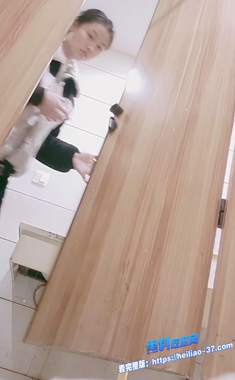 厕所偷拍超级可爱学生妹全景前后拍捕捉白虎嫩妹私密瞬间4