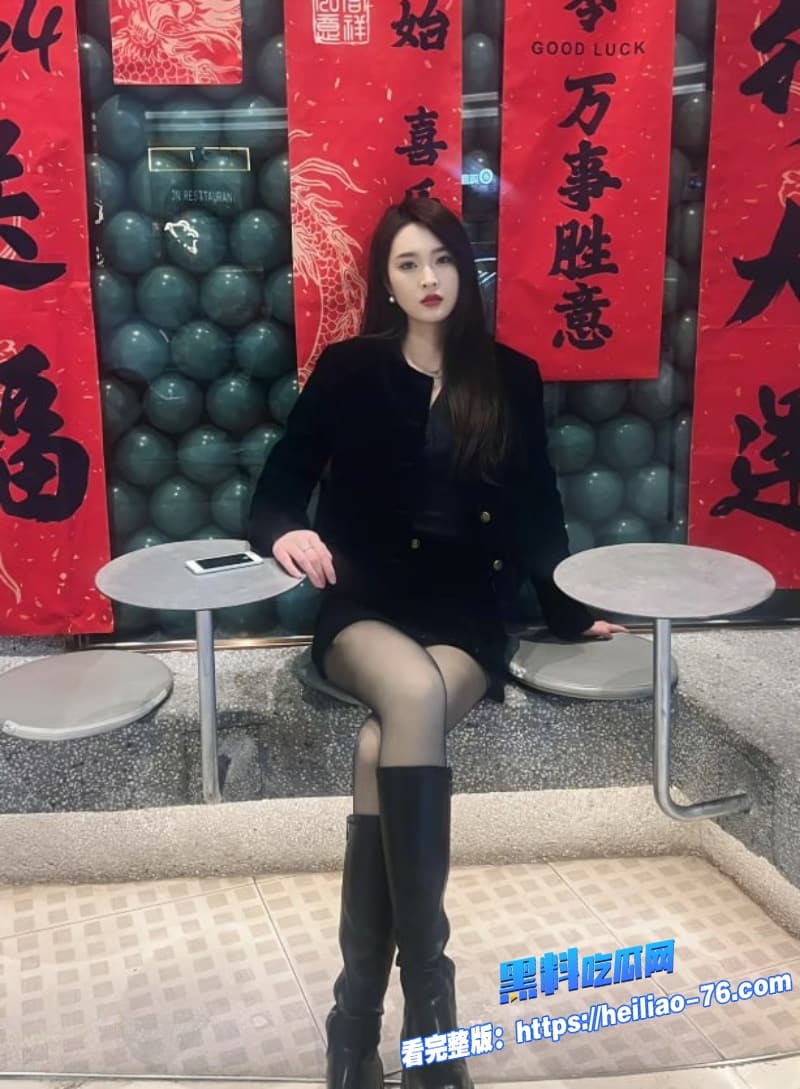 30岁良家小少妇厨房做饭被老公扒光后入翘臀狂操浪叫高潮连连太骚了1