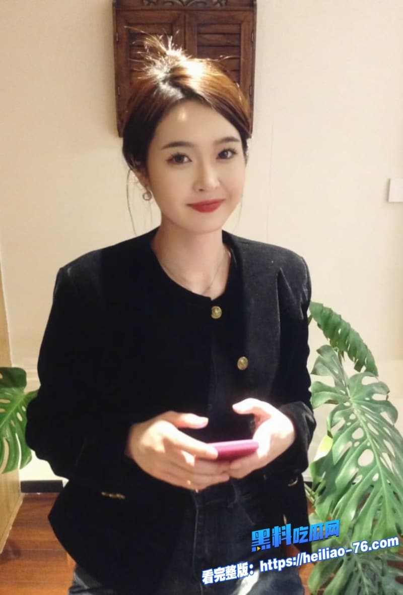 30岁良家小少妇厨房做饭被老公扒光后入翘臀狂操浪叫高潮连连太骚了4