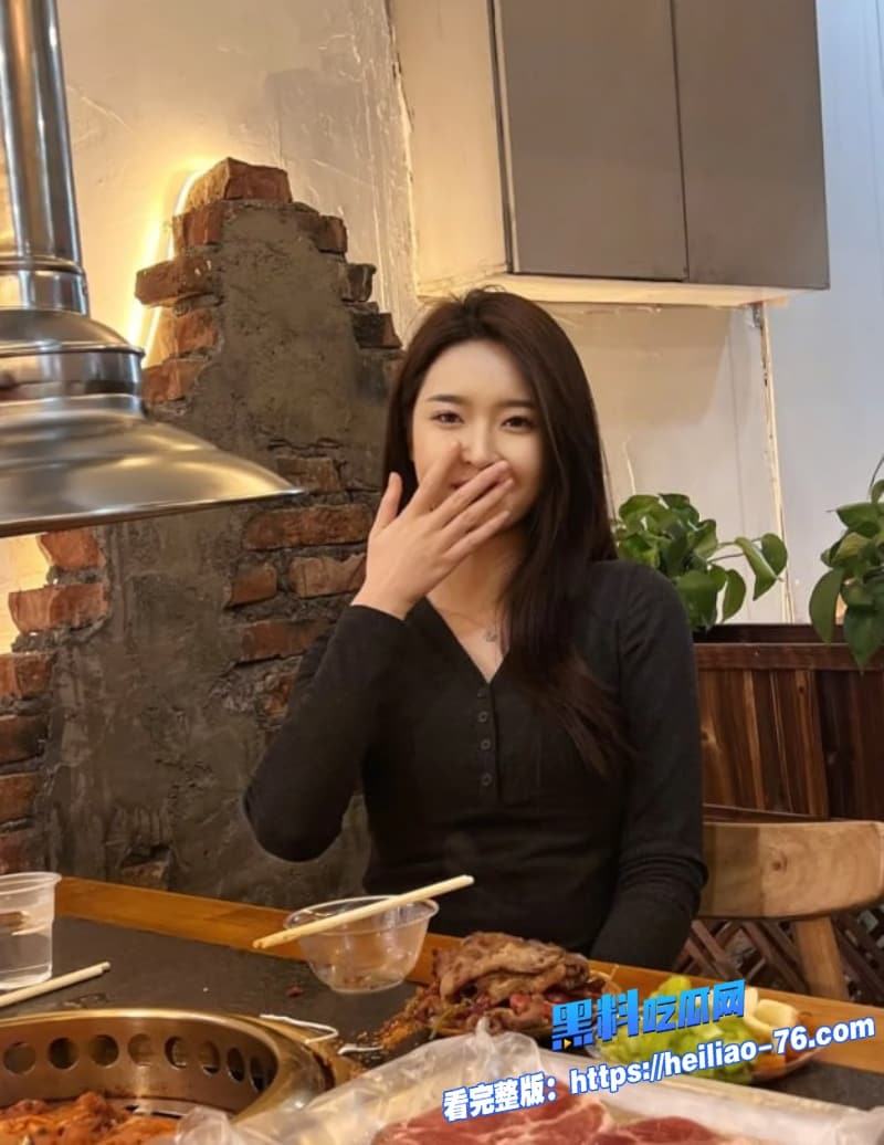 30岁良家小少妇厨房做饭被老公扒光后入翘臀狂操浪叫高潮连连太骚了5