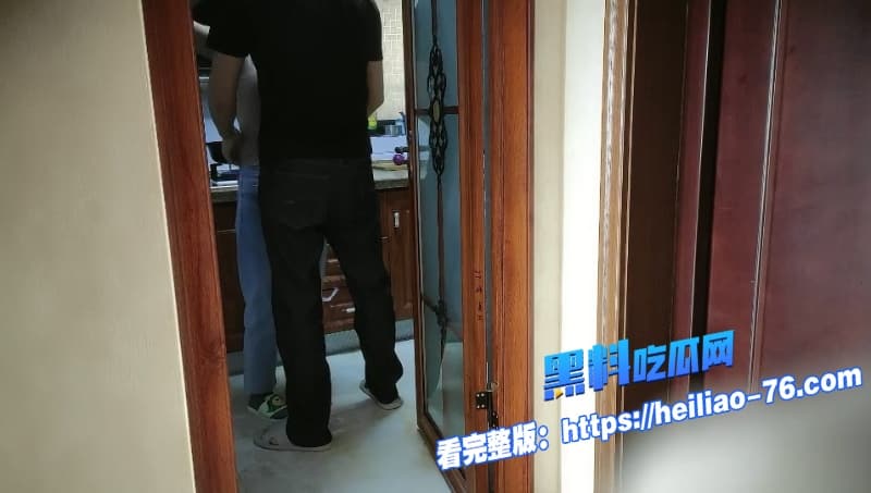 30岁良家小少妇厨房做饭被老公扒光后入翘臀狂操浪叫高潮连连太骚了8